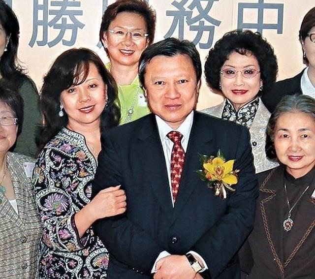 李泽钜妻子-李泽钜老婆不争不抢 狠角色